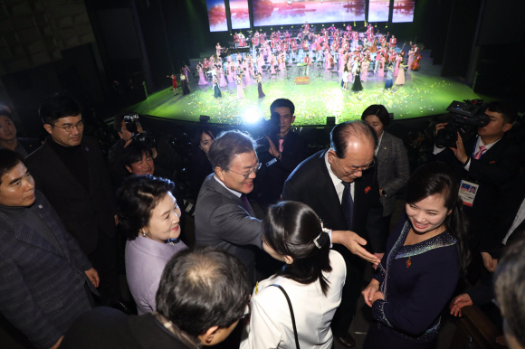 문재인 대통령과 김정숙 여사가 참석한 가운데 11일 오후 서울 중구 국립극장 해오름극장에서 열린 북한 삼지연 관현악단의 공연이 끝나자 참석자들 나서고 있다.   이날 행사에는 김영남 최고인민회의 상임위원장, 김여정 노동당 선전선동부 제1부부장 등 도 함께 참석했다. 2018.2.11. /청와대사진기자단