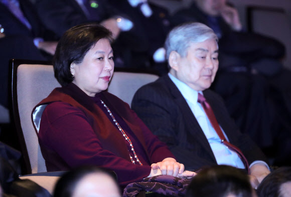 [올림픽] 북한 예술단 공연 관람하는 현정은-조양호