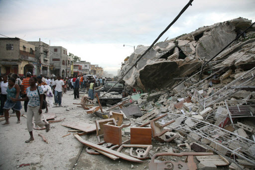 2010년 리히터 규모 7.0의 강진이 발생한 아이티의 수도 포르토프랭스에서 시민들이 무너진 건물 잔해 옆을 지나고 있다.  포르토프랭스 AFP 연합뉴스