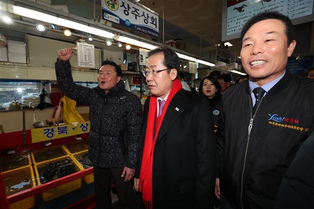 홍준표 자유한국당 대표가 12일 오후 부산 중구 자갈치 시장을 찾아 상인들과 인사를 나누며 시장을 둘러보고 있다.  뉴스1