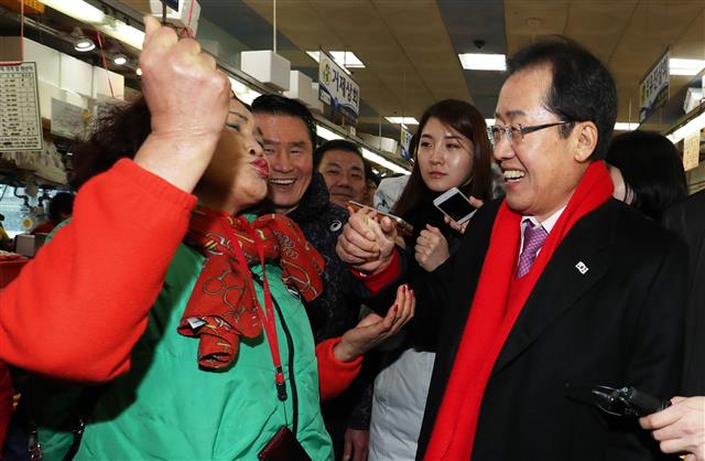 홍준표 자유한국당 대표가 12일 오후 부산 중구 자갈치 시장을 찾아 상인들과 인사를 나누고 있다.  뉴스1