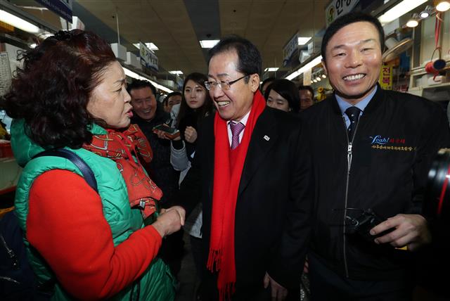 홍준표 자유한국당 대표가 12일 오후 부산 중구 자갈치 시장을 찾아 상인들과 인사를 나누고 있다.  뉴스1