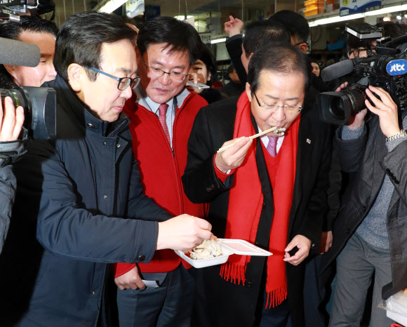 자유한국당 홍준표 대표와 서병수 부산시장이 112일 오후 부산 중구 자갈치 시장을 찾아 해산물을 맛보고 있다.  연합뉴스