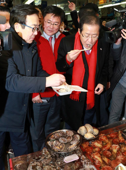 자유한국당 홍준표 대표와 서병수 부산시장이 112일 오후 부산 중구 자갈치 시장을 찾아 해산물을 맛보고 있다.  연합뉴스