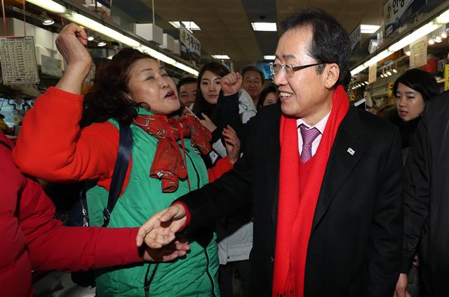 홍준표 자유한국당 대표가 12일 오후 부산 중구 자갈치 시장을 찾아 상인들과 인사를 나누고 있다.  뉴스1