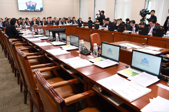 자유한국당의 국회 보이콧으로 12일 산업통상자원중소벤처기업위원회 전체회의에 한국당 의원석 대부분이 비어 있다. 이호정 전문기자 hojeong@seoul.co.kr