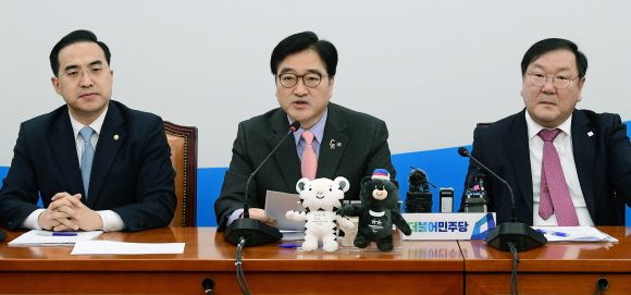 더불어민주당 우원식 원내대표가 13일 국회에서 열린 원내대책회의에서 발언하고 있다. 이종원 선임기자 jongwon@seoul.co.kr