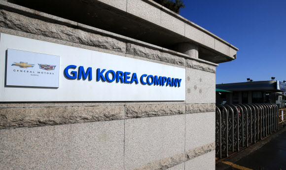 13일 오전 폐쇄가 결정된 제네럴모터스(GM) 전북 군산 공장 입구가 한적한 모습을 보이고 있다.  연합뉴스