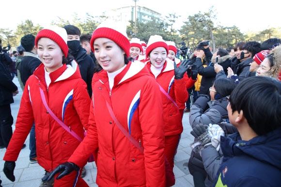 [올림픽] 경포대 도착한 북한 응원단