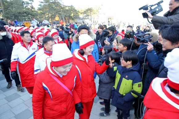 [올림픽] 경포대 나들이 나선 북한 응원단