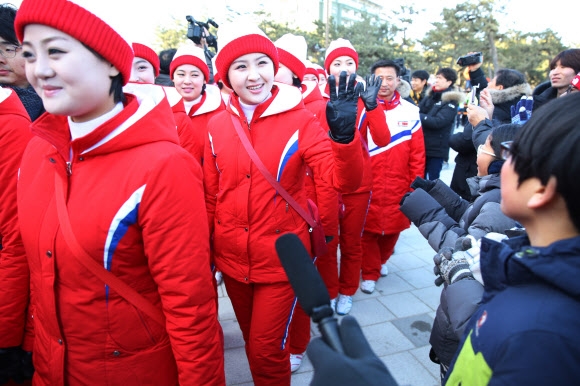 [올림픽] 경포대 도착한 북한 응원단