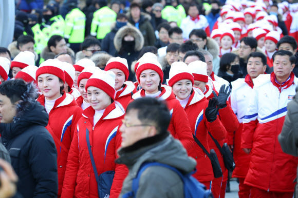 [올림픽] 경포대 나들이 하는 북한 응원단