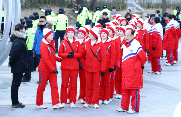 [올림픽] 경포해변 찾은 북한 응원단