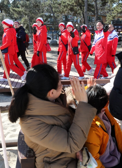 [올림픽] 경포해변 찾은 북한 응원단