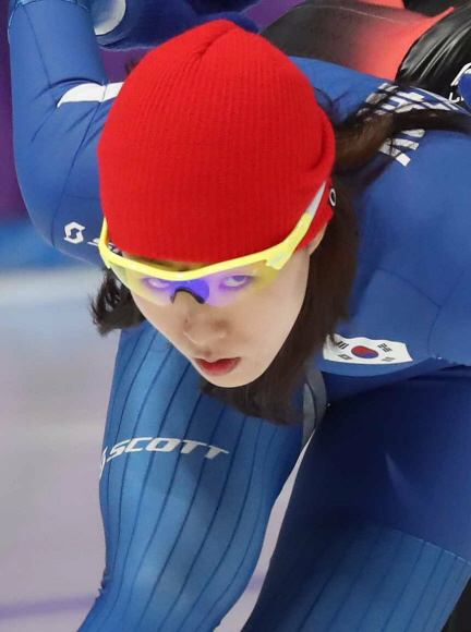 스피드스케이팅 여자 500m에 전념하기로 한 이상화 선수가 13일 강릉스피드스케이트 경기장에서 연습을 하고있다. 박지환 기자 popocar@seoul.co.kr