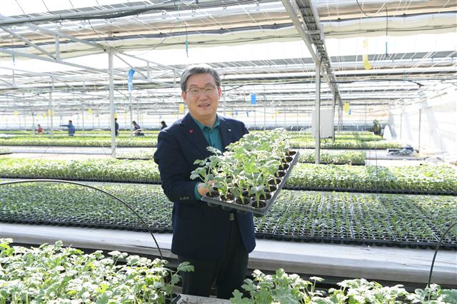 곽 군수가 지난달 동고령농협 공정육묘장을 방문해 지역 특산품인 수박 모종을 들어보이고 있다.<br>고령군 제공<br>