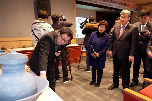 지난달 16일 곽 군수(오른쪽)가 지산동 고분군(사적 제79호) 출토 유물 공개 설명회에 참석해 관계자로부터 보고를 받고 있다.<br>고령군 제공