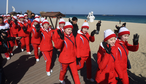 “반갑습니다” 경포 해변 찾은 북한 응원단 