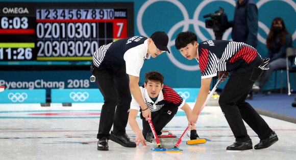 한국 남자 컬링 선수들이 14일 평창올림픽 컬링센터에서 열린 미국과 예선 대결에서 스톤을 스위핑하고있다.  박지환 기자 popocar@seoul.co.kr