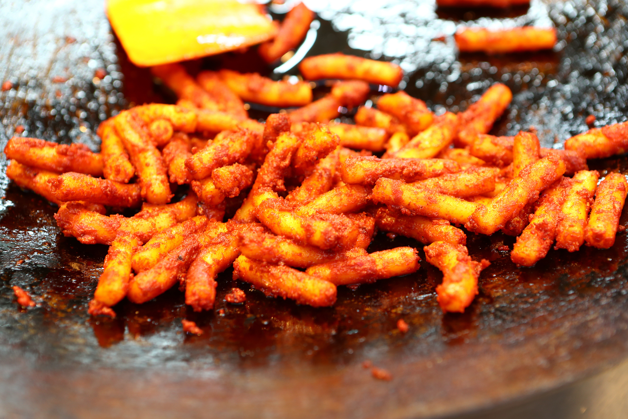 서울 통인시장의 대표 먹거리인 기름 떡볶이.