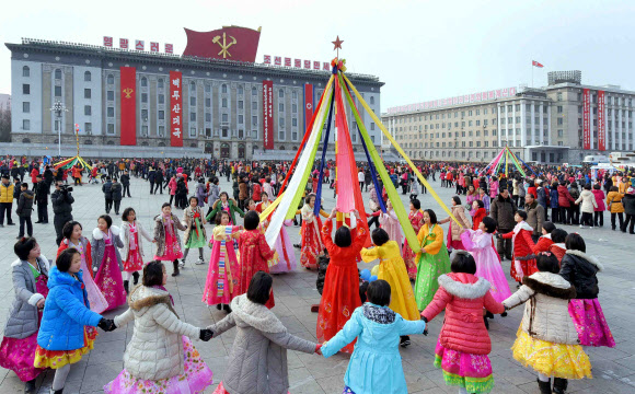 2016년 북한 설 풍경 모습. 조선중앙통신은 당시 장거리로켓(미사일) ‘광명성 4호’ 발사 성공 소식에 북한이 설날을 기쁨과 즐거움 속에 맞이했다고 보도했다. 연합뉴스