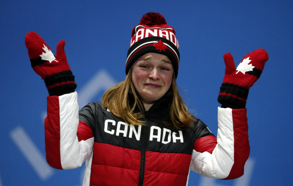 킴 부탱이 14일 평창 올림픽 메달플라자에서 열린 쇼트트랙 여자 500m 시상대에 서서 울먹이고 있다. 로이터 연합뉴스