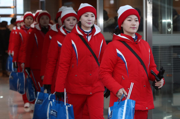 평창동계올림픽 북한 응원단이 15일 응원도구를 챙겨 숙소인 강원도 인제군 기린면 인제스피디움을 나서고 있다.  연합뉴스