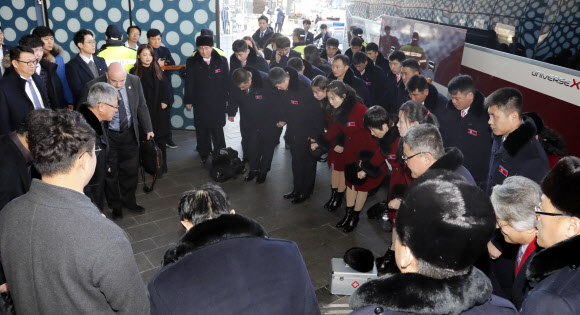 작별 인사하는 북한 태권도시범단