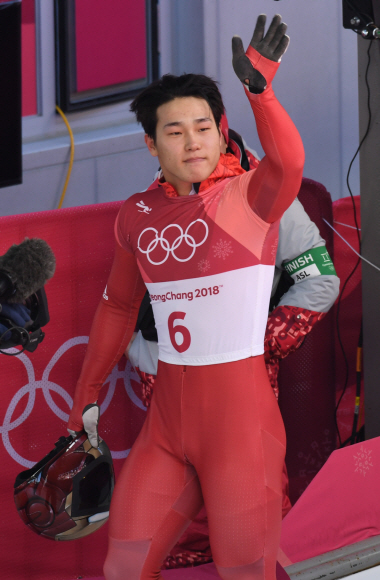 15일 평창 슬라이딩센터에서 열린 스켈레톤 남자 1,2차 주행에서 윤성빈 선수가 1위로 피니쉬 라인을 통과한 뒤 경기장을 빠져나오며 손을 흔들고 있다.  평창 박지환 기자 popocar@seoul.co.kr