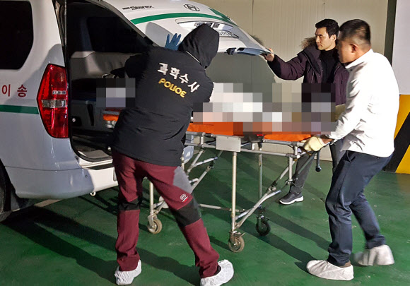 제주 여성관광객 살해용의자 천안 모텔서 숨진 채 발견  14일 충남 천안시 한 모텔에서 숨진 채 발견된 제주 게스트하우스 여성관광객 살해용의자 시신을 경찰이 이송하고 있다.<br>굿모닝충청 제공=연합뉴스