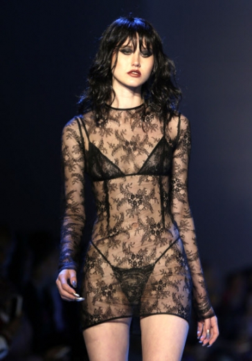 14일(현지시간) 미국 뉴욕에서 열린 뉴욕패션위크에서 패션브랜드 ‘LaQuan Smith’ 패션쇼에서 컬렉션 의상을 입은 모델이 런웨이를 걷고 있다.<br>AP 연합뉴스