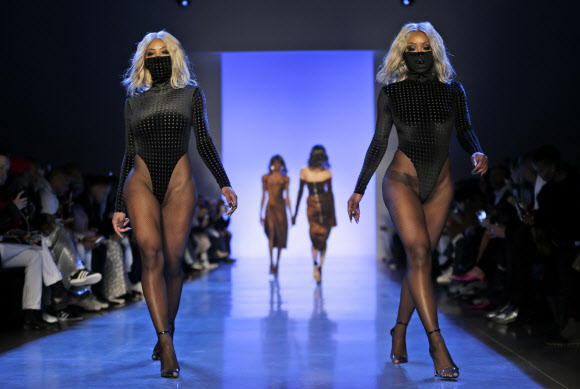 14일(현지시간) 미국 뉴욕에서 열린 뉴욕패션위크에서 패션브랜드 ‘LaQuan Smith’ 패션쇼에서 컬렉션 의상을 입은 모델이 런웨이를 걷고 있다.<br>AP 연합뉴스