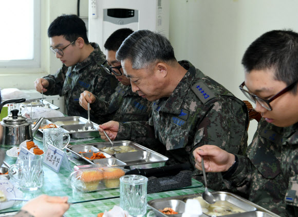 이왕근 공군총장, ’하늘 아래 첫부대’ 장병들과 떡국