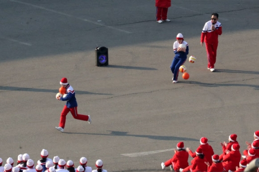 북한 응원단, 공 들고 달리다 ‘놓쳤다’