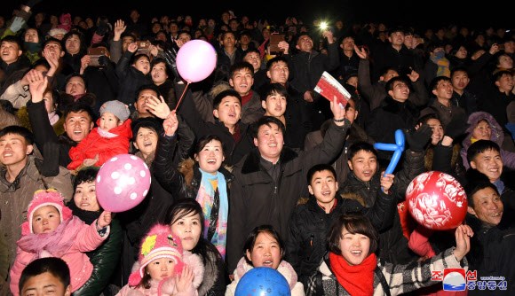 북한 김정일 생일 경축 불꽃놀이