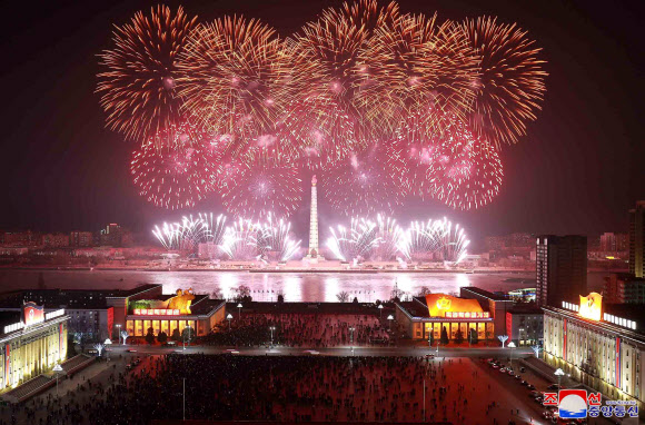 북한 김정일 생일 경축 불꽃놀이