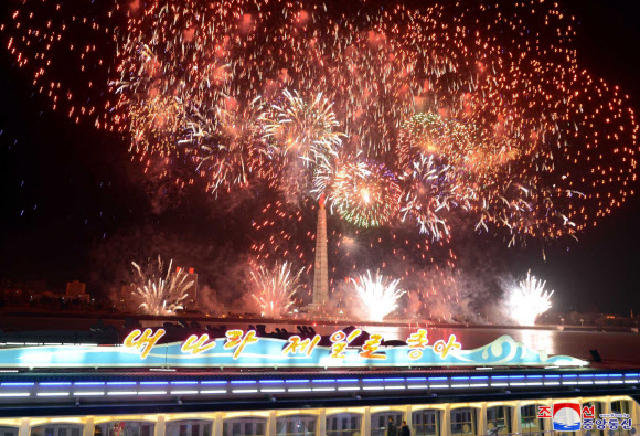 북한 김정일 생일 경축 불꽃놀이