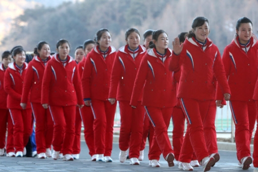 [올림픽] 밝은 표정으로 아침 여는 북한 응원단