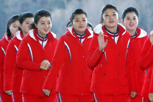 [올림픽] 북한 응원단, 밝은 표정으로 손인사