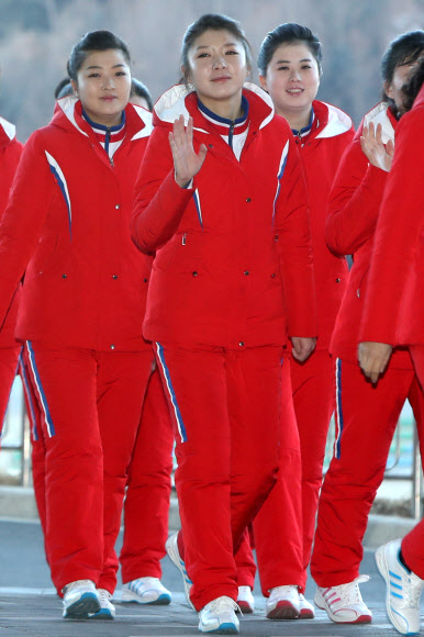 [올림픽] 북한 응원단, 밝은 표정으로 손인사