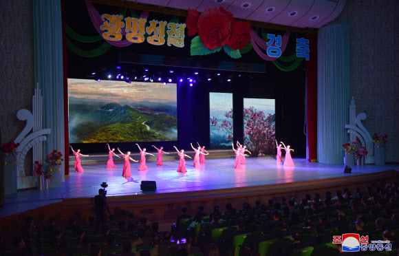 북한 김정일 생일 축하 예술공연