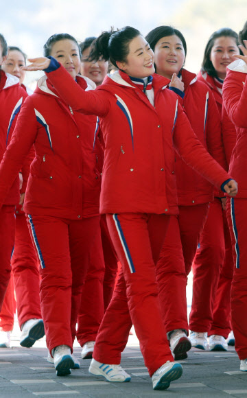 [올림픽] 웃으며 손 흔드는 북한 응원단