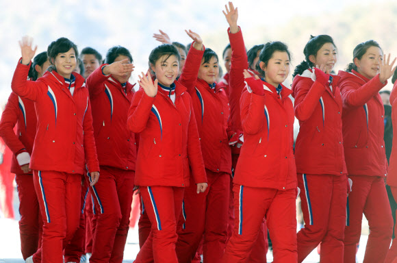 [올림픽] 밝게 웃으며 손 흔드는 북한 응원단
