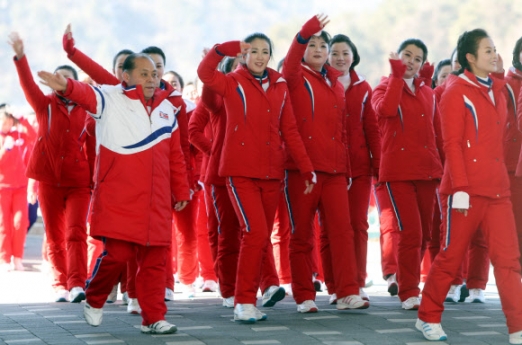 [올림픽] 손 흔드는 북한 응원단