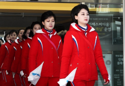 [올림픽] 숙소 나서는 북한 응원단