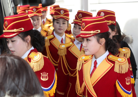 [올림픽] 버스 오르는 북한 응원단