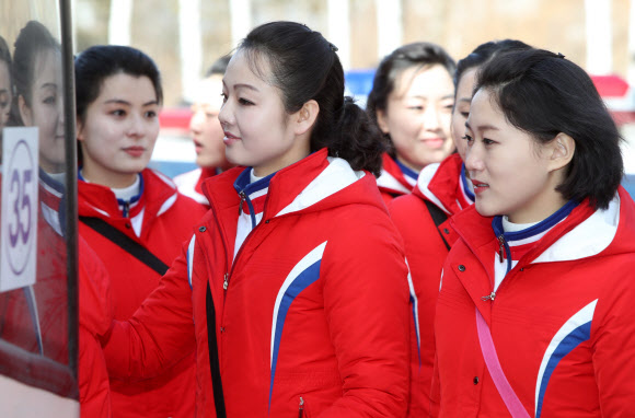 [올림픽] 버스 타는 북한 응원단