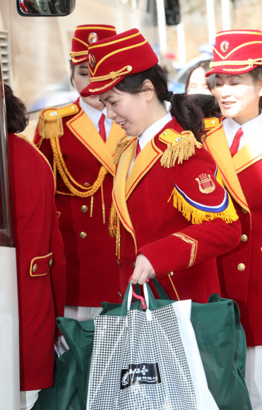 [올림픽] 버스 탑승하는 북한 응원단