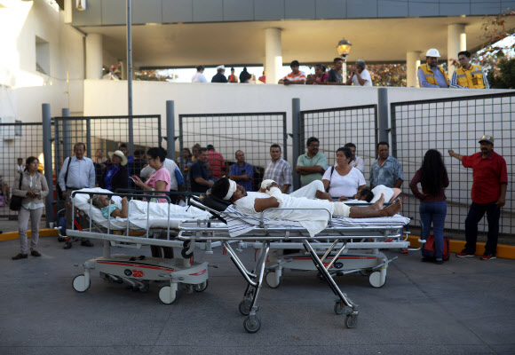 멕시코 베라크루즈의 한 종합병원에 입원 중이던 환자들이 17일 오악사카 주에서 발생한 지진 피해를 우려해 병원 건불 바깥으로 &#50735;겨져 다음 행동을 기다리고 있다. AP 연합뉴스
