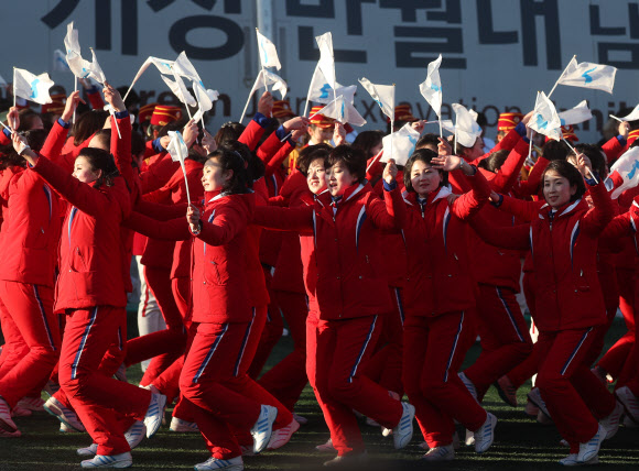 [올림픽] 북측응원단 흥겨운 공연